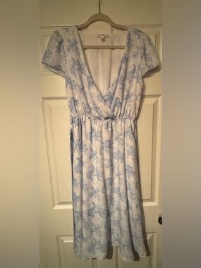 Morgan Taylor Sz Medium Pale Blue and White Paisley Midi Dress w/ ties
